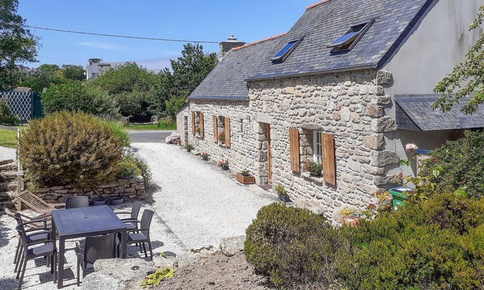 Ploudalmezeau House | Unwind in a Cozy Beachside Vacation Home with Ocean Views