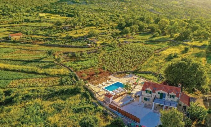 Ljubitovica House | Two-Bedroom Retreat with Pool and Lake View in Ljubitovica