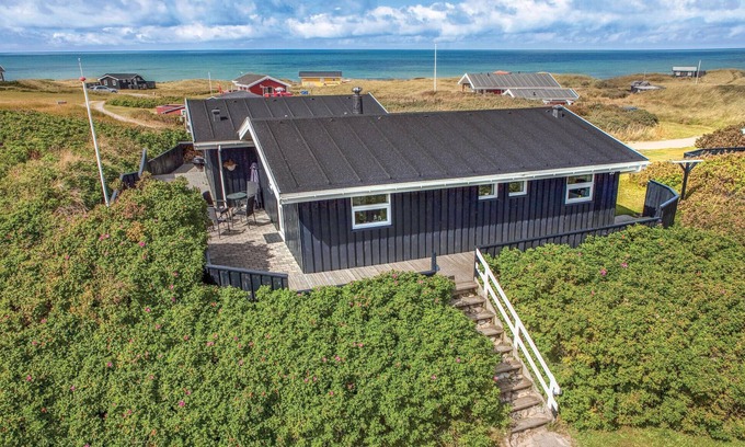 Lonstrup House | Cozy 2-Bedroom Retreat with Oceanfront Views in Hjørring
