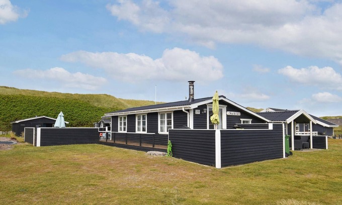 Fjand Badeby House | Comfortable 2-Bedroom Retreat with Ocean Views in Ulfborg