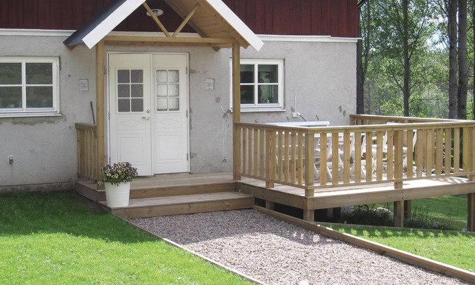 Hestra House | Tranquil Vacation Home with Lake Views and Spa Amenities