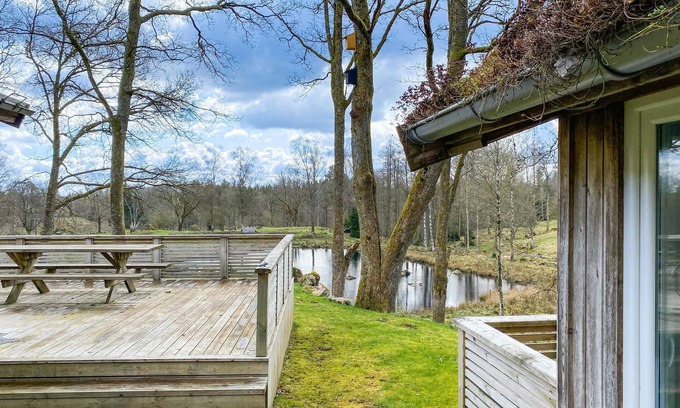Atran House | Picturesque Cottage Retreat with Lake View and Spa