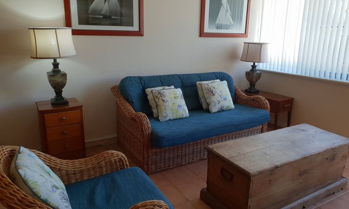 South Fremantle Apartment | Cozy 2 Bedroom Apartment in Beautiful South Fremantle