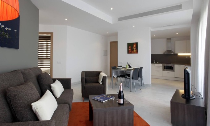 Les Corts Apartment | Spacious 2-Bedroom Apartment with Large Balcony & Spa