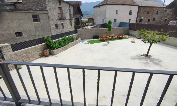 Senegue Apartment | Cozy 2-Bedroom Apartment near Ski Panticosa & Formigal