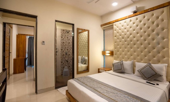 Santacruz Apartment | Cozy 2-Bedroom Apartment Near Mumbai Airport with Kitchen