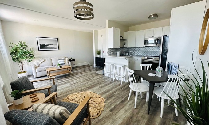 West End Apartment | Top-Floor 2 Bedroom Apartment in Portland's West End