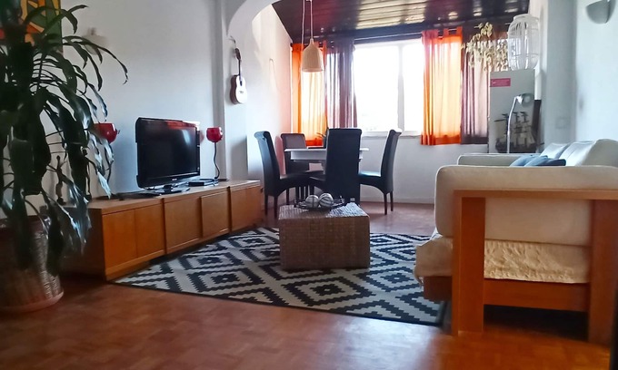 Carcavelos Apartment | Cozy 2 Bedroom Apartment with Ocean View in Carcavelos