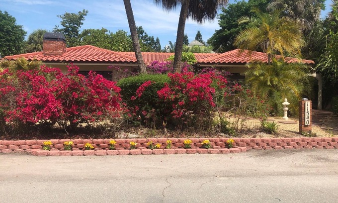 Captiva Apartment | Beachside 2 Bedroom Apartment with Pool and Ocean Views