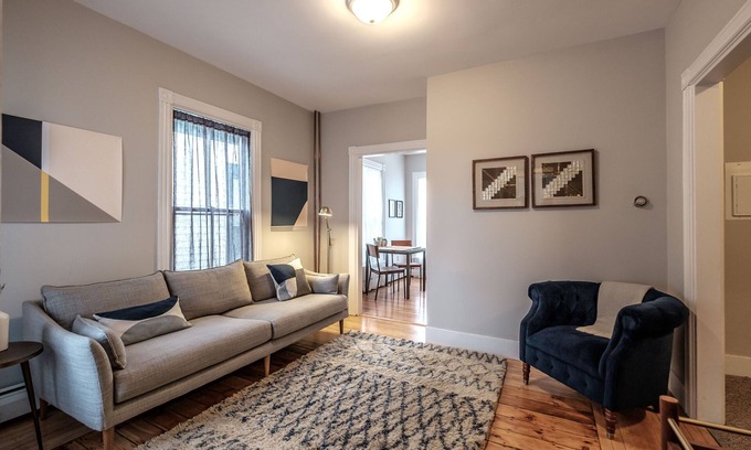 West End Apartment | Elegant 2 Bedroom Apartment in Portland's Historic District
