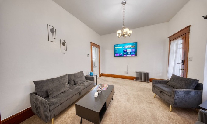 Carbondale Apartment | 2-bedroom apartment in awesome Carbondale with AC
