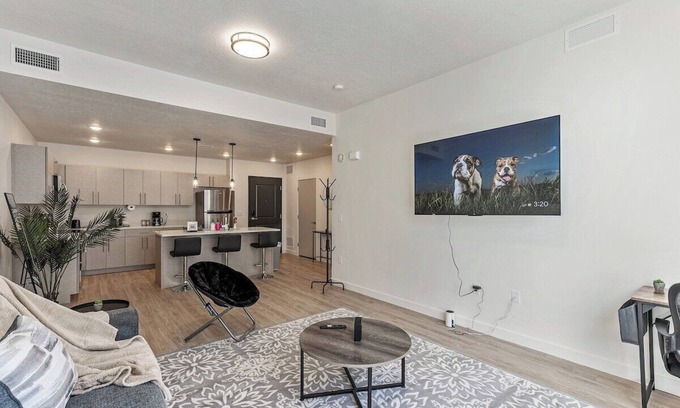 Draper Apartment | 2 Bedroom APT - Mins to City Center - GYM - 65" TV