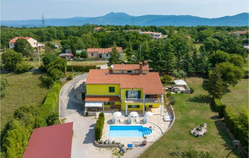 Nedescina House | Comfortable 2 Bedroom Apartment with Pool in Labin