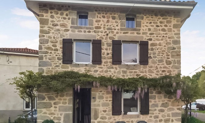 Bas-en-Basset House | Relaxing Getaway: Inviting Home Near Nature with Spa & Breakfast