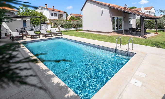 Valbandon House | Relaxing Poolside Retreat in Valbandon, Near Fa