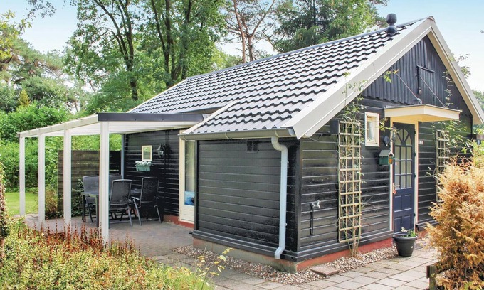 Beerze House | Cozy Cottage Retreat with Garden and Family-Friendly Amenities