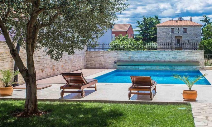 Novigrad House | Two-Bedroom Retreat with Pool & Ocean Views in Novigrad