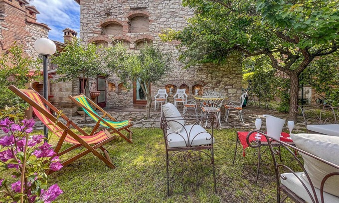 Corciano House | Stylish 2-Bedroom Stay in Corciano with Spa & Breakfast
