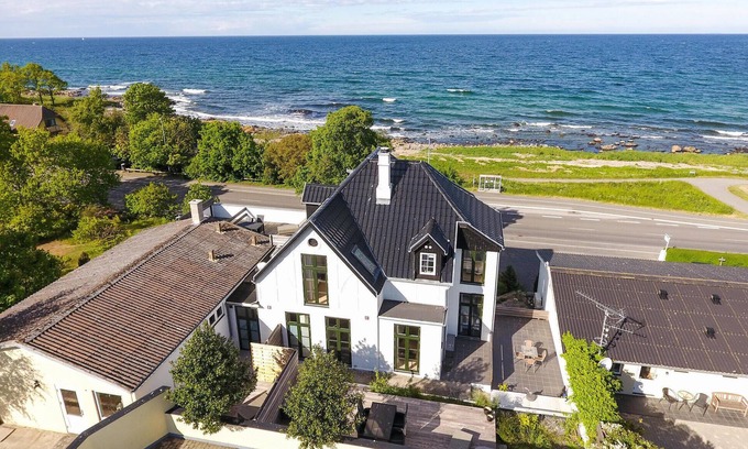 Sandkaas House | Exceptional 2-Bedroom Retreat with Ocean Views in Allinge