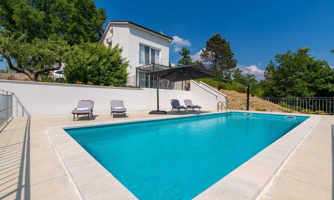 Pazin House | Exceptional 2 Bedroom Accommodation in Pazin with Pool