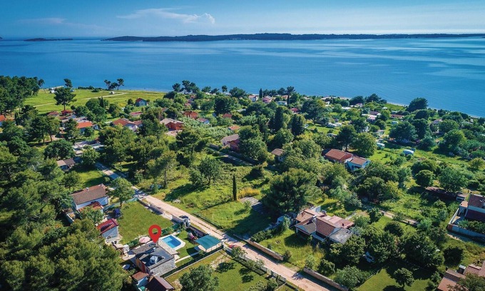 Fazana House | Cozy 2 Bedroom Retreat with Oceanfront Pool in Peroj