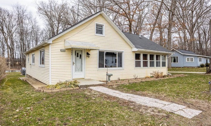 Horton House | Inviting 2-Bedroom Retreat by the Serene Lake