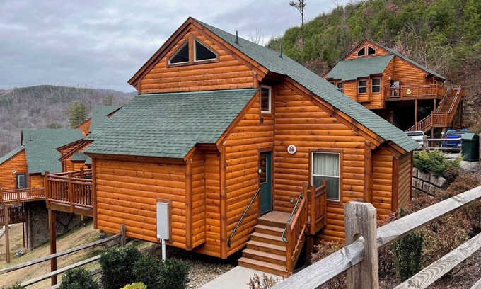 Gatlinburg Cabin | 2-bedroom cabin in charming Gatlinburg with AC, fitness room, WiFi