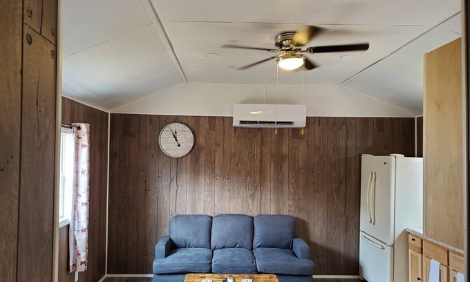 New Boston Cabin | Cozy 2 Bedroom Cabin by the River, Pet and Child Friendly