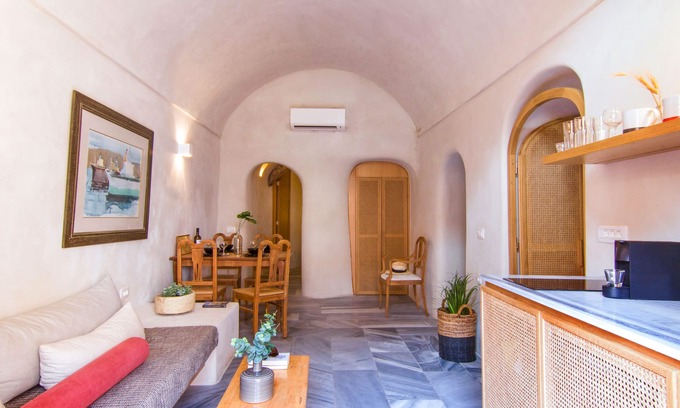 Amoudi Bay House | Impressive 2 Bedroom Cave Suite with Pool in Ammoudi Bay