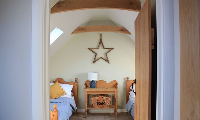 Barns Green Cottage | Cozy 2-Bedroom Retreat with Farm Views and Breakfast