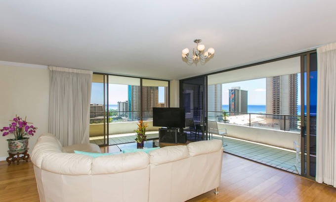 Waikiki Condo | Discover Waikiki: Grand Oceanfront Condo with Spa Access