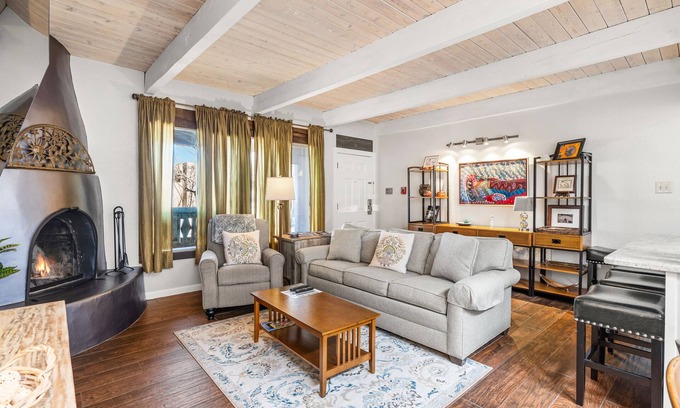 Northeast Santa Fe Hotel | Cozy 2-Bedroom Condo with Kiva Fireplace Near the Plaza
