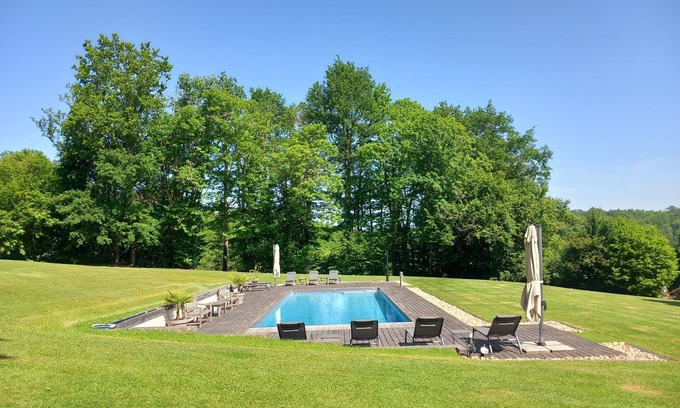 Quinsac Cottage | Beachfront Vrbo Property with Pool & Hot Tub Amenities