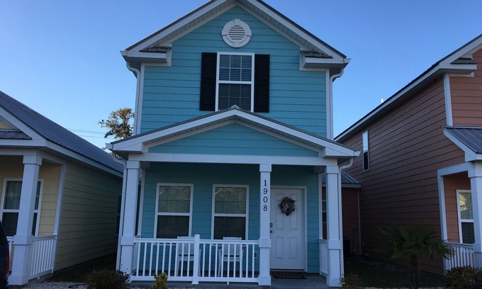 Myrtle Beach Cottage | Cozy 2-Bedroom Cottage Steps from the Beach with Free WIFI