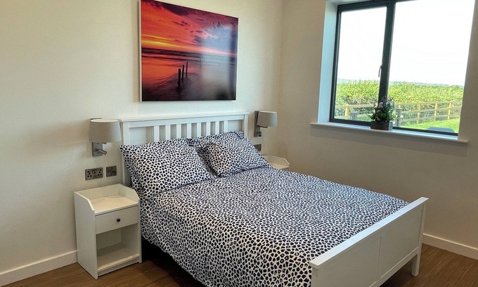 Brean Cottage | 2 Bedroom Country Rental with Hot Tub. Beautiful views