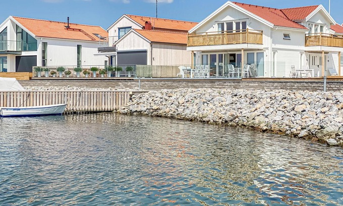 Ronnang Apartment | Comfortable 2-Bedroom Getaway with Oceanfront Views