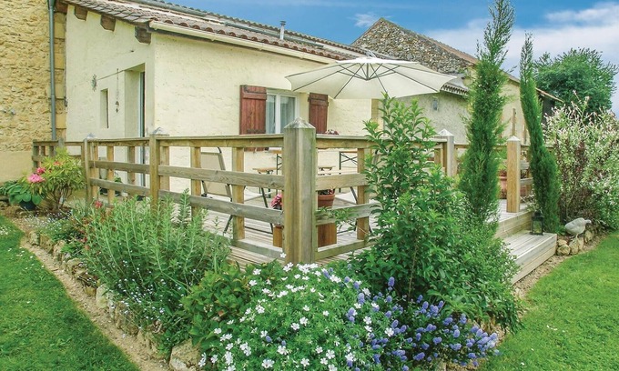 Saint-Agne House | Inviting 2 Bedroom Getaway in Saint-Agne with Spa & Pool
