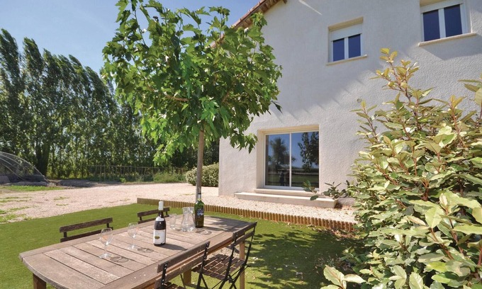 Le Sambuc House | Delightful 2 Bedroom Getaway in Le Sambuc with Pool