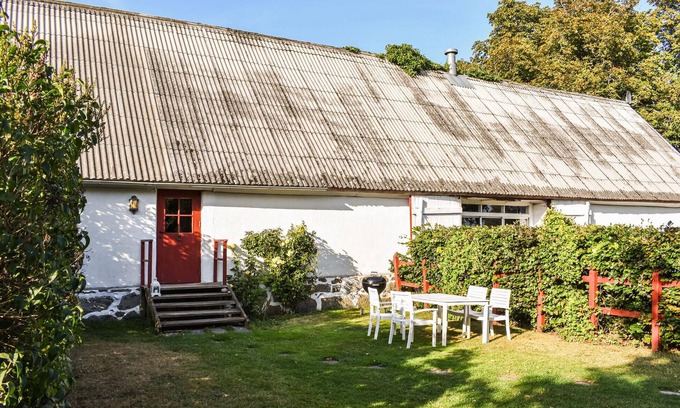 Dalby House | Charming Farm Retreat with Lake View and Spa Amenities