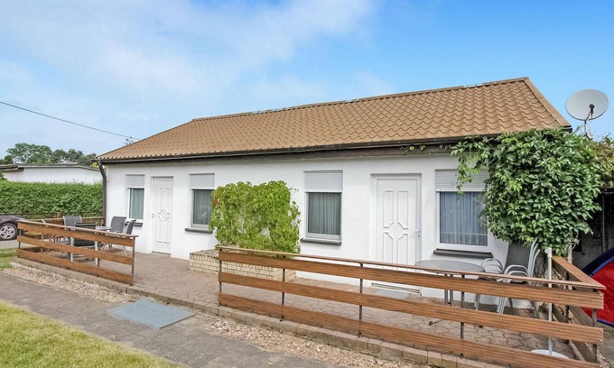 Loissin House | Unmatched 2-Bedroom Retreat with Ocean Views in Gahlkow