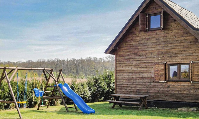 gmina Bedzino House | Tranquil Wooden Cottage by Jamno Lake in Podamirowo