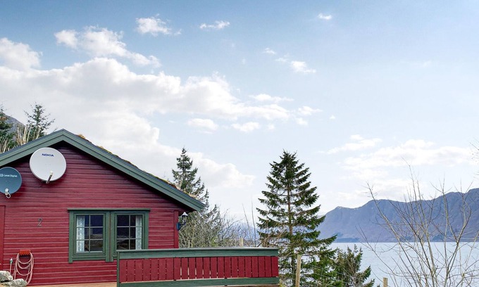 Volda House | Serene Cabin Retreat with Lake View & Spa by Dalsfjord