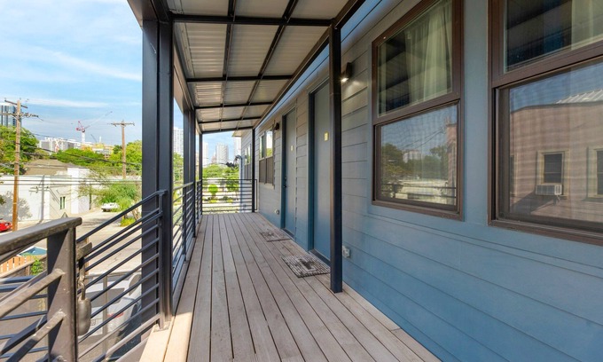East Cesar Chavez Apartment | 2-Bedroom East Austin Condo-Free Parking