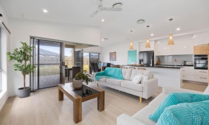 Pialba House | Relaxing 2 Bedroom Escape on the Oceans with Great Amenities