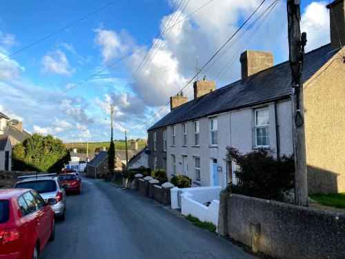 Edern House | Family-Friendly 2 Bed Cottage, Dog Friendly & Steps to Beach