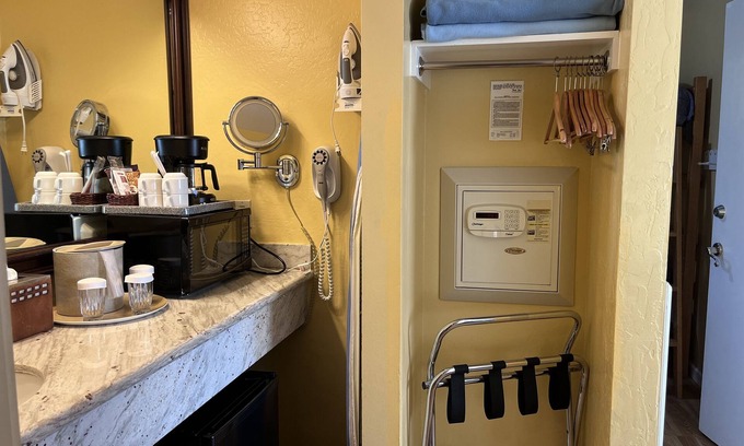 Downtown Monterey Cabin | Family-Friendly 2 Bedroom Suite at Ocean-Side Retreat