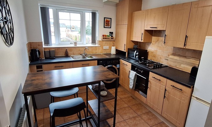 Coatbridge Apartment | 2 Bedroom flat with great Glasgow/Edinburgh connections.
