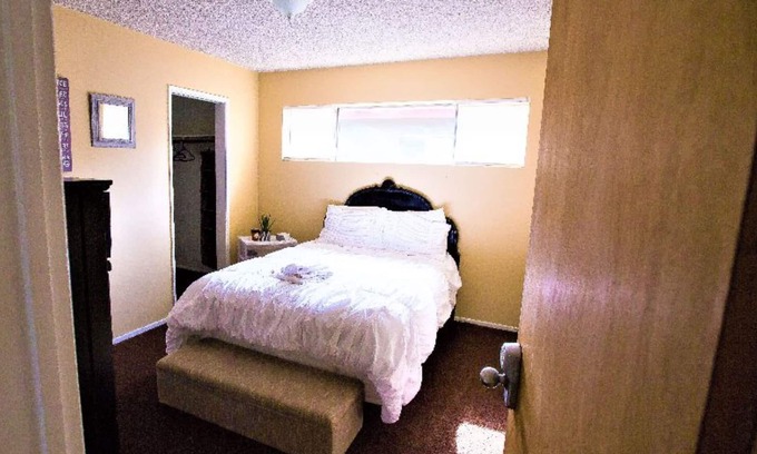 Oleander - Sunset House | Cozy 2 Bedroom Townhouse with Private Entrance in Downtown Bakersfield