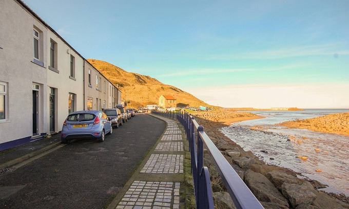 Skinningrove Cottage | Cozy 2 Bedroom Retreat in Skinningrove by the Sea