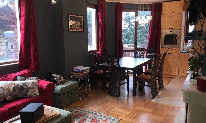 Shiligarnika Apartment | Cozy 2 Bedroom Gondola Ski Flat with Pool and Breakfast